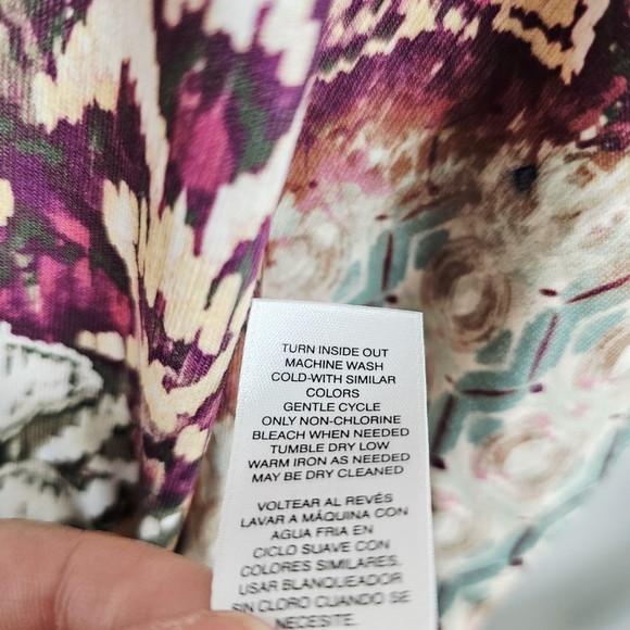 Chico's V-Neck Printed Asymmetrical Top NWT - Picture 9 of 9